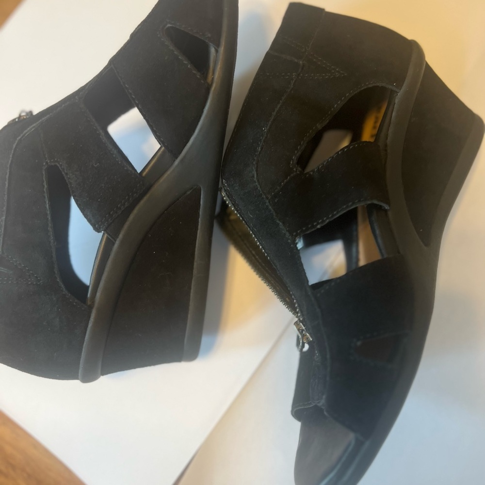 Used once leather Earth sandals size 8